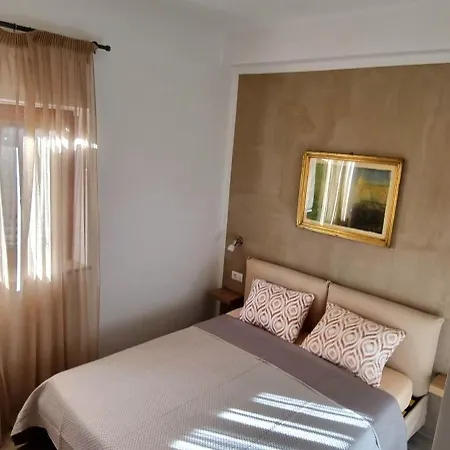 Oeny Apartment *