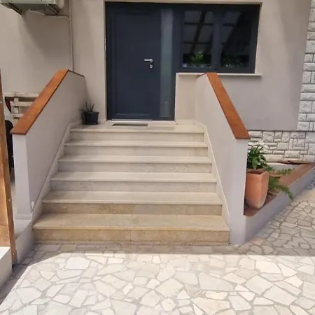Oeny Apartment *